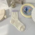 Süße Damen Socken in Bonbonfarben, off-white mit lila Bündchen, atmungsaktiv, dünner Strick. - Einheitsgröße / Weiß (Violetter Rippenrand)