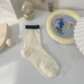 Cremeweiße Damensocken mit blauem Bund und atmungsaktivem Rippstrick-Design für den Alltag. - Einheitsgröße / Weiß (Marineblauer Rippenrand)