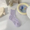 Süße Pastell-lila Socken mit weißem Rippbündchen, atmungsaktive Damenstrümpfe für den Alltag. - Einheitsgröße / Ganz Lila