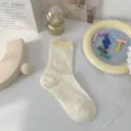 Damen atmungsaktive Bonbonfarben Mittelsocken frische dünne vertikale gestreifte Socken - Einheitsgröße / Weiß (Gelber Rippenrand)