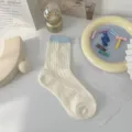 Süße Damen-Mittelsocken in Off-White mit hellblauen Rippbündchen, süßer und lässiger Stil. - Einheitsgröße / Weiß (Hellblauer Rippenrand)