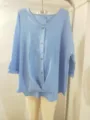 Chemisier femme bleu clair décontracté avec col en V, boutons et coupe ample pour le quotidien. - S / Hauts / Bleu clair