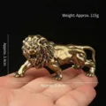Vista dettagliata di una statuetta di leone in ottone massiccio, 6,4x3,4cm, peso 115g. - Grande Leone