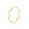 Primo piano del dettaglio dell'anello ondulato in acciaio inossidabile dorato con superficie lucida. - n.5 / Stile a Onda / Oro