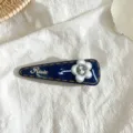 Gros plan détaillé de la pince à cheveux en jean vintage avec strass et fleur de perle. - Pinces BB Fleurs / Bleu