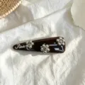 Pince à cheveux triangulaire marron rétro avec des accents de fleurs en strass argentés chic - Pinces BB Fleurs / Marron