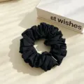 Chouchou de cheveux en tissu noir avec détail en métal élastique minimaliste pour coiffure quotidienne - Noir
