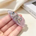 Vue détaillée d'une pince à cheveux rose en résine style coréen avec strass cœur et perles fines. - Rose Goutte