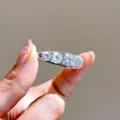Vue détaillée d'une épingle à cheveux élégante en métal avec trois zircons scintillants. - Barrette à Cheveux Diamant Brillant