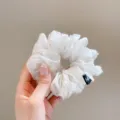 Chouchou de cheveux en organza blanc translucide, design plissé pour coiffures. - Crème