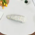 Vue détaillée de l'épingle à cheveux scintillante en strass avec de superbes reflets colorés. - Pince à cheveux triangulaire / Blanc Cassé