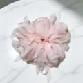 Vue detaillee chouchou cheveux rose en maille, attache elegante avec chaine de perles. - Anneau en Maille de Perles Double Couche / Rose