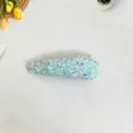 Vue de détail d'une pince à cheveux BB en strass de luxe coréen avec des cristaux bleus chatoyants. - Pince à cheveux triangulaire / Bleu clair