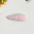 Vue détaillée de la barrette à cheveux en strass cristal rose, accessoire coréen scintillant. - Pince à cheveux triangulaire / Rose Clair