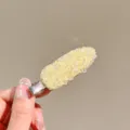 Gros plan d'une pince à cheveux strass cristal jaune style coréen, accessoire élégant. - Pince à Cheveux Cristal / Jaune