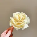 Doux peigne à cheveux fleur de camélia en organza avec perle, accessoire de coiffure élégant. - Jaune
