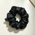 Chouchou en satin noir accessoire de cheveux élégant et minimaliste pour femmes style quotidien - Noir Minuit