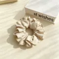 Chouchou en tissu beige vue détaillée, accessoire de mode queue de cheval douce. - Blanc