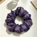 Élégant chouchou en satin de soie violet foncé, attache cheveux lisse pour style quotidien. - Violet Élégant
