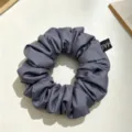 Chouchou de cheveux fronce gris fonce vue detail, elastique de cheveux elegant pour femmes. - Bleu Fumé