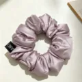 Élégant chouchou en satin mauve pour femme, accessoire de coiffure plissé et attache queue de cheval. - Rose Taro