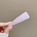 Gros plan détail d'une barrette à cheveux rose étincelante avec texture et attache. - Triangle - Rose Clair