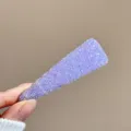 Gros plan d'une pince à cheveux violette scintillante, idéale pour une frange mignonne et quotidienne. - Triangle - Violet Clair