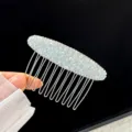 Gros plan détaillé d'un peigne à cheveux en strass étincelant, texture de cristal fine. - Peigne à Cheveux en Cristal Blanc