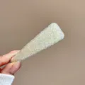 Gros plan détail de la pince à cheveux en cristal scintillant, bel accessorio strassé. - Triangle - Jaune Clair