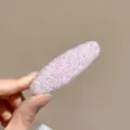 Gros plan détaillé de la pince à cheveux BB en cristal rose scintillant de strass. - Ellipse / Rose Clair