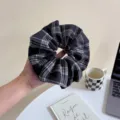 Détail de chouchou à carreaux noirs et blancs, accessoire de coiffure tendance en tissu doux. - S / Noir