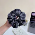Vue détaillée d'un chouchou à carreaux noir et blanc, élastique en tissu doux pour cheveux. - S / Bleu marine