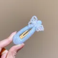 Détail de pince à cheveux nœud bleu scintillant, élégante barrette perlée pour coiffure chic. - Nœud Cristal Goutte d'Eau / Bleu clair