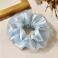 Chouchou de cheveux élégant en satin bleu clair avec superposition d'organza pour les femmes. - Bleu