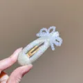 Vue détaillée d'une pince à cheveux nœud en cristal étincelant style coréen, accessoire brillant. - Nœud Cristal Goutte d'Eau / Light jaune