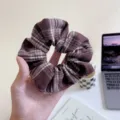 Chouchou à carreaux marron, élastique à cheveux en tissu rétro pour queues de cheval quotidiennes. - L / Café