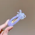 Détail de pince à cheveux pailletée violette, nœud en perles étincelant sur une pince métallique. - Nœud Cristal Goutte d'Eau / Mauve Clair
