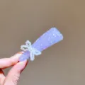 Gros plan détail d'une barrette à cheveux strass violet étincelant avec nœud en perles. - Triangle / Mauve Clair