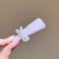 Gros plan détaillé d'une pince à cheveux brillante en strass et nœud de perles lavande. - Triangle / Rose Clair