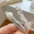 Détail de pinces à cheveux en métal argenté avec perle et nœud pour frange élégante et chic. - Pince Bec de Canard Combinaison