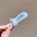 Vue détaillée d'une pince à cheveux nœud perle bleu clair pailleté, joli clip strass élégant. - Nœud Goutte d'Eau / Bleu clair