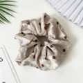Chouchou en satin à pois élégant, accessoire de coiffure minimaliste pour le quotidien. - Pois Gris