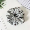 Chouchou en satin gris à pois vue de détail, accessoire de cheveux élégant pour femmes. - Bleu à pois