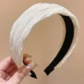 Gros plan détaillé montrant la texture plissée blanche exquise et la doublure noire du bandeau rétro. - Serre-tête Plissé Large Blanc