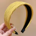 Gros plan détaillé du serre-tête en tissu plissé jaune, montrant une texture et des bords. - Serre-tête Plissé Large Jaune