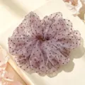 Gros plan sur le détail de chouchou en tulle à pois élégant pour coiffure mignonne. - L / Pois Roses Violets