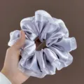 Chouchou en satin lavande élégant avec bordure en dentelle perlée blanche pour coiffure. - Satin Violet