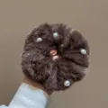 Chouchou de cheveux en peluche marron avec perles, attache cheveux douce pour coiffure élégante. - Café