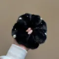 Détail chouchou cheveux peluche noir texture douce élégantes perles blanches incrustées. - Noir