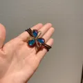 Vue détaillée d'un magnifique élastique à cheveux en cristal avec des cordes élastiques. - Bleu